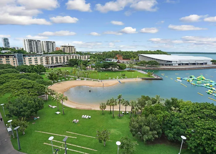 Vibrant Waterfront Lagoon Views Walk To Cafes & Bbq