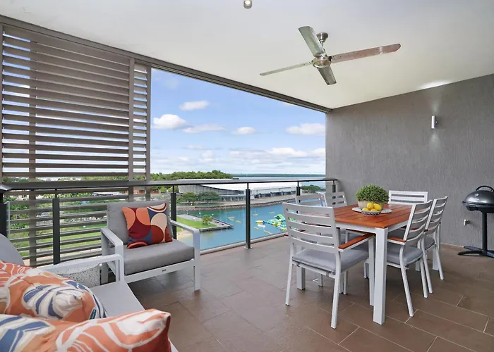 Vibrant Waterfront Lagoon Views Walk To Cafes & Bbq